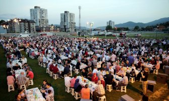 U Kaknju priređen iftar za 6.000 osoba(FOTO)
