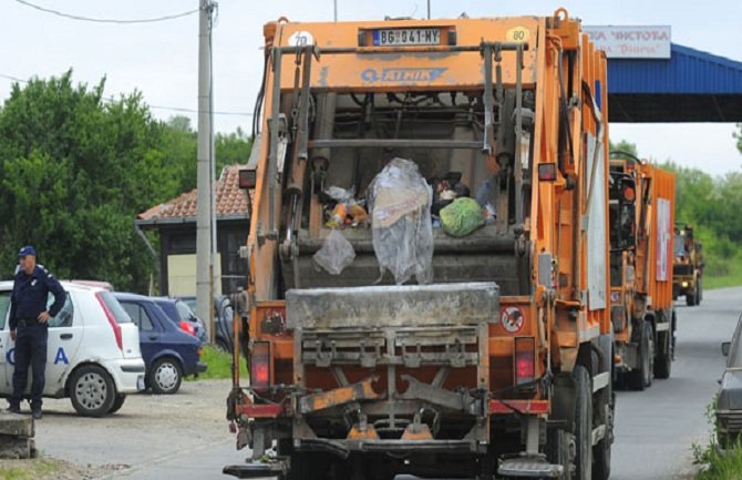 Mrtva beba dovezena kamionom za smeće na deponiju