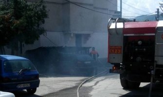 Požar u Nikoljcu, vatra zahvatila pomoćne objekte i automobilFOTO)