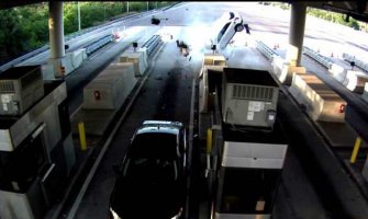 Zaspao za volanom, od siline udara izletio iz kamiona (VIDEO)