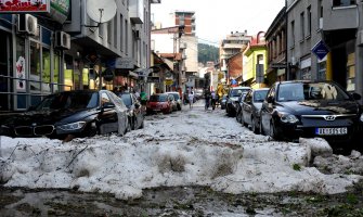 Nevrijeme u Srbiji: Užičani lopatama čistili snijeg i led, grad potopljen(VIDEO)