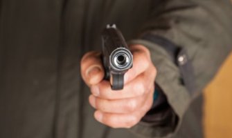 Podgorica: Prijetio pištoljem taksisti pa mu ukrao vozilo