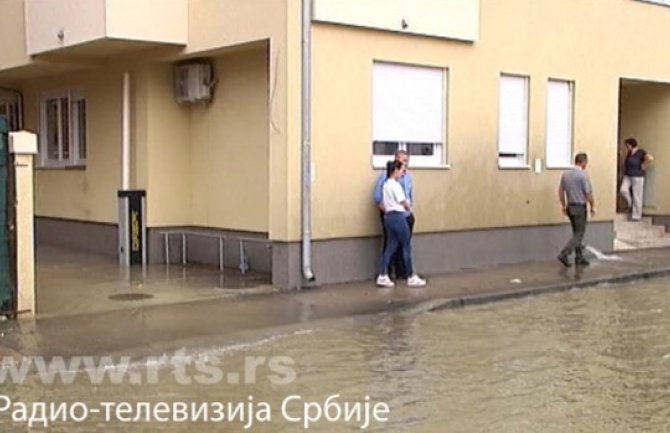 Nevrijeme u Srbiji: Vatrogasci pronašli tijelo muškarca u poplavljenoj garaži u Požarevcu
