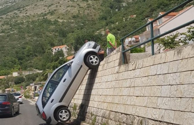 Vertikalni incident: Bizarno parkiranje na turističkoj magistrali(FOTO)