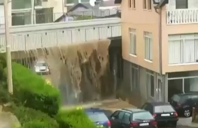 Nevrijeme u Rožajama: Kiša napravila ogromne vodene bujice,saobraćaj otežan(VIDEO)