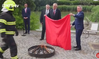 Češki predsjednik zapalio bokserice pred novinarima (VIDEO)
