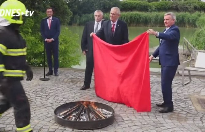 Češki predsjednik zapalio bokserice pred novinarima (VIDEO)