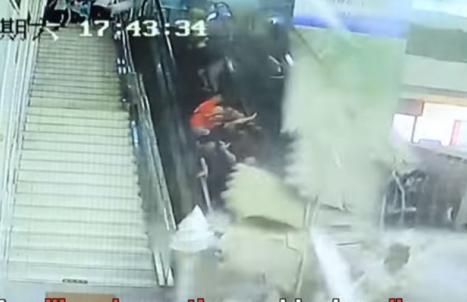 Strašna nesreća u Kini: Obrušio se plafon tržnog centra, ljudi zatrpani(VIDEO)