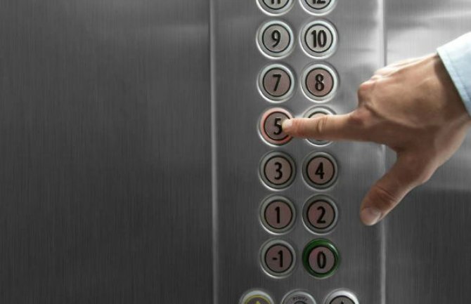 Nesvakidašnja situacija u Tuzli: Policajci se zaglavili u liftu pa im pobjegli dileri koje su trebali uhapsiti