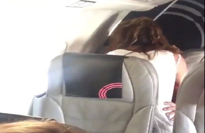 Prepustili se strastima u avionu (VIDEO)