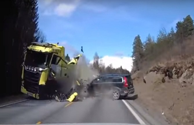 Pogledajte snimak stravične saobraćajne nezgode koji je obišao svijet (VIDEO)