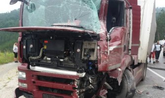 Udes na Zlatiboru: Cistijerna udarila kamion, lakše povrijeđen Bjelopoljac