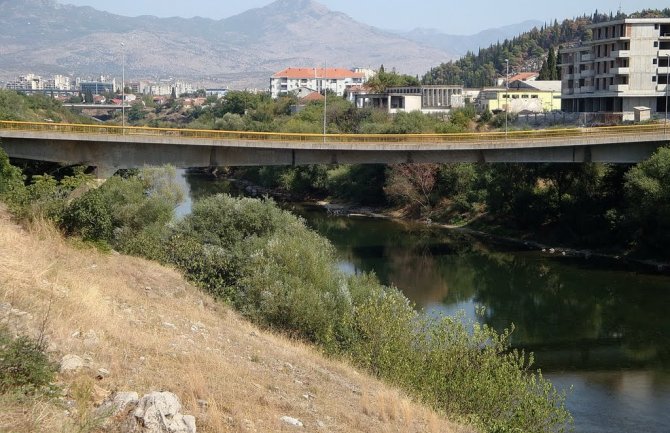 Skočio sa Krivog mosta u Moraču, tražile ga policijske patrole, a on isplivao i vratio se kući