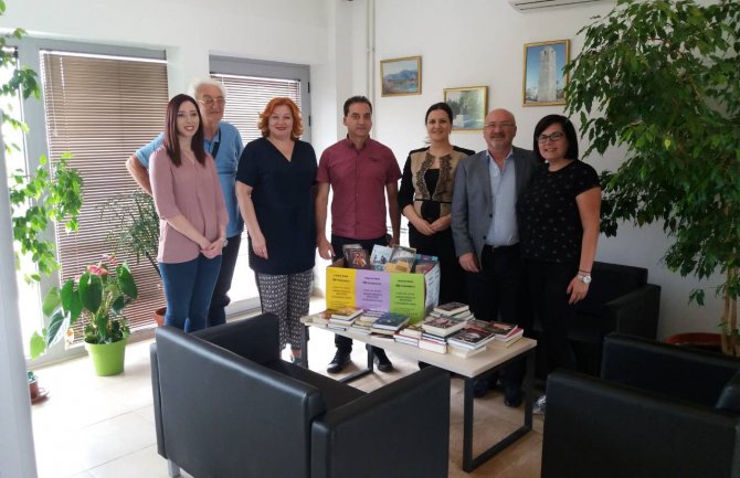 Forum žena SD Glavnog grada donirao knjige Centru za tretman zavisnica