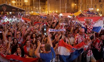 Slavlje hrvatskih navijača nakon pobjede nad Islandom