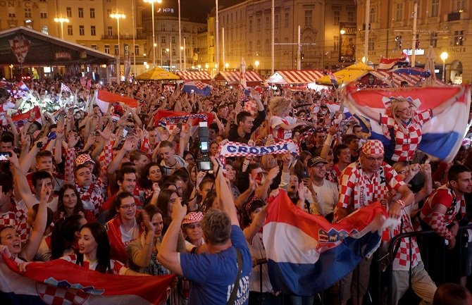 Slavlje hrvatskih navijača nakon pobjede nad Islandom