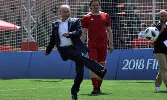 Putin pokazao kako se snalazi na fudbalskom terenu (FOTO)