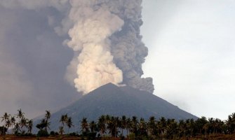 Indonezija zatvara aerodrom Bali zbog vulkanskoga pepela (Video)