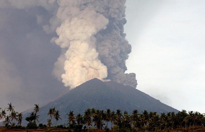 Indonezija zatvara aerodrom Bali zbog vulkanskoga pepela (Video)