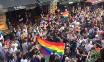 U Istanbulu parada ponosa, policija bacala suzavac (Video)
