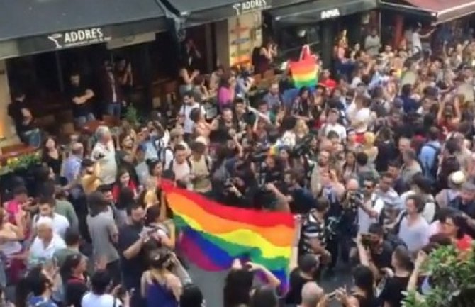 U Istanbulu parada ponosa, policija bacala suzavac (Video)