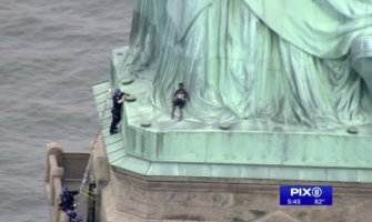 Popela se na Kip slobode u znak protesta, policija je 4 sata ubjeđivala da siđe (VIDEO)