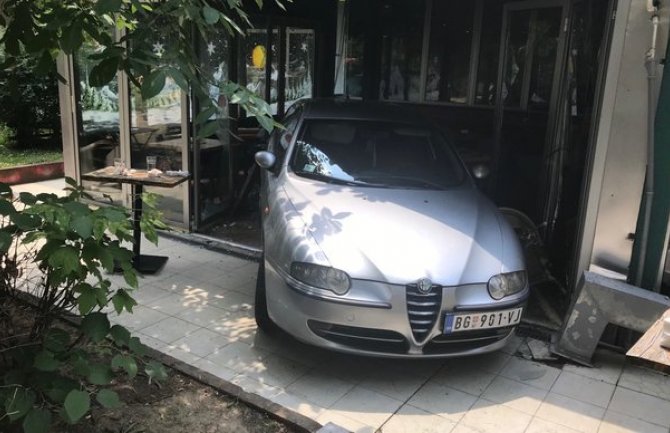Automobil uletio u kafić u Beogradu, 2 osobe povrijeđene (FOTO)