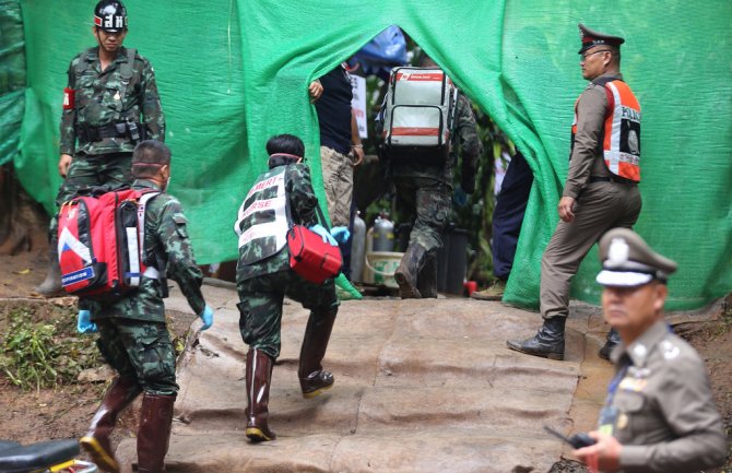 Osam dječaka izvučeno iz pećine na Tajlandu, sjutra nastavak operacije