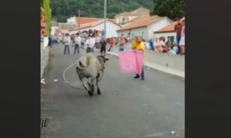 Nevjerovatno ali istinito: Izazivao bika s djetetom u ruci (Video)