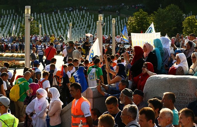 Više od 600 osoba odaje počast srebreničkim žrtvama (Foto)