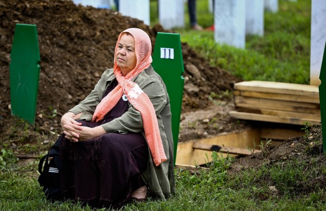 Porodice se opraštaju od najmilijih: Ispraćaj 35 žrtava srebreničkog genocida