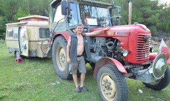 Austrijski farmer na traktoru obilazi Evropu (FOTO)