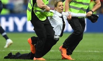 Incident na finalnoj utakmici: Ko su žene koje su upale na teren?