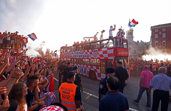 Hiljade ljudi na Rivi dočekalo reprezentativce Hrvatske (Foto)