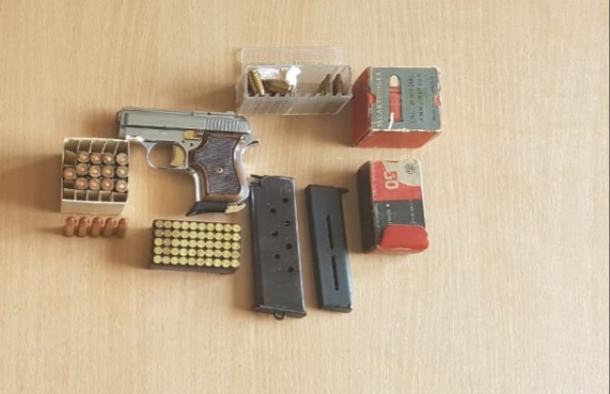 Kod Nikšićanina(63) pronađeni dijelovi za izradu pet eksplozivnih naprava, pištolj i municija