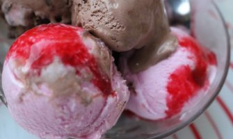 Preukusni domaći sladoled sa čokoladom i voćem