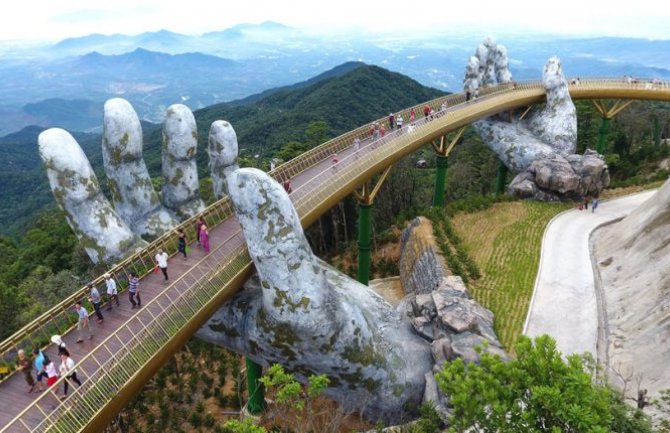 Zlatni most koji pridržavaju džinovske ruke na 1400 m nadmorske visine(FOTO)(VIDEO)