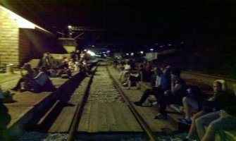 Sutomore: Putnici satima čekaju voz, od umora zaspali pored šina