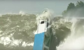 Zastrašujući talasi od pet metara potopili brod (VIDEO)