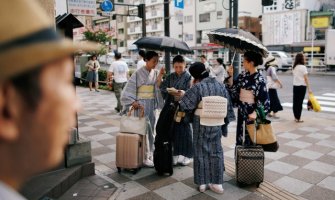Japan: Muškarci počeli da nose suncobrane, dijele ih zaposlenima u javnoj službi