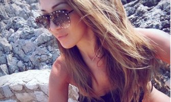 Crnogorsku pjevačicu opljačkali na plaži,  jedno brčkanje koštalo je 2.000 eura