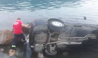 Udes u Lepetanima: Probio bankinu BMW-om i sletio u more