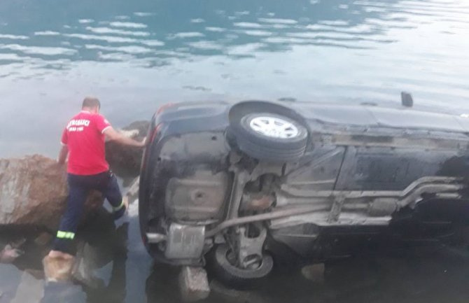 Udes u Lepetanima: Probio bankinu BMW-om i sletio u more