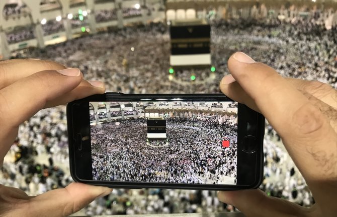 Kurban Bajram počinje 21. avgusta,  stotine hiljada muslimana na jutarnjoj molitvi u Meki