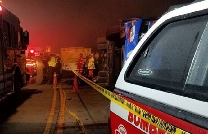 Prevrnuo se autobus sa navijačima u Ekvadoru, najmanje 12 poginulo