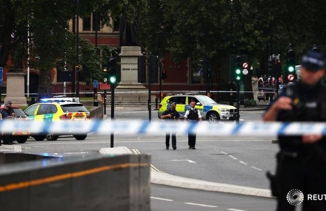 Automobilom udario u sigurnosnu barijeru ispred britanskog Parlamenta, ima povrijeđenih