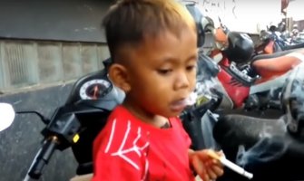 Pogledajte dvogodišnjeg dječaka koji puši 40 cigareta dnevno (VIDEO)