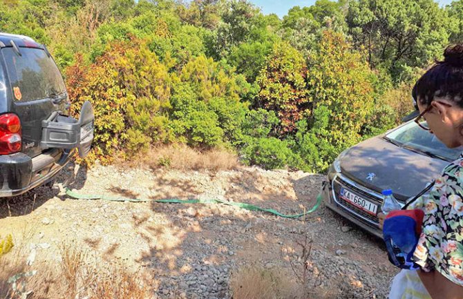 Akcija spasavanja na Luštici: Džipom izvukli automobil s francuskim turistima
