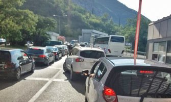   Duže kolone vozila na izlasku iz Crne Gore,  gostiju više 21%
