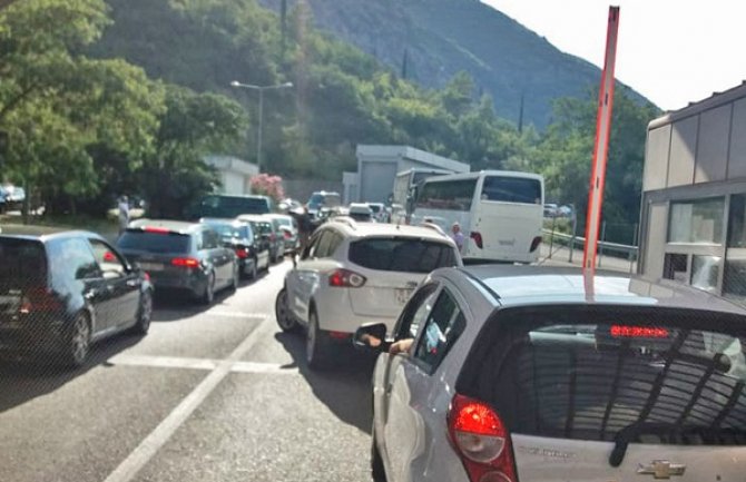   Duže kolone vozila na izlasku iz Crne Gore,  gostiju više 21%